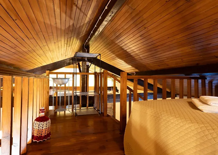 Quintinha Do Varoso - Little Red House *